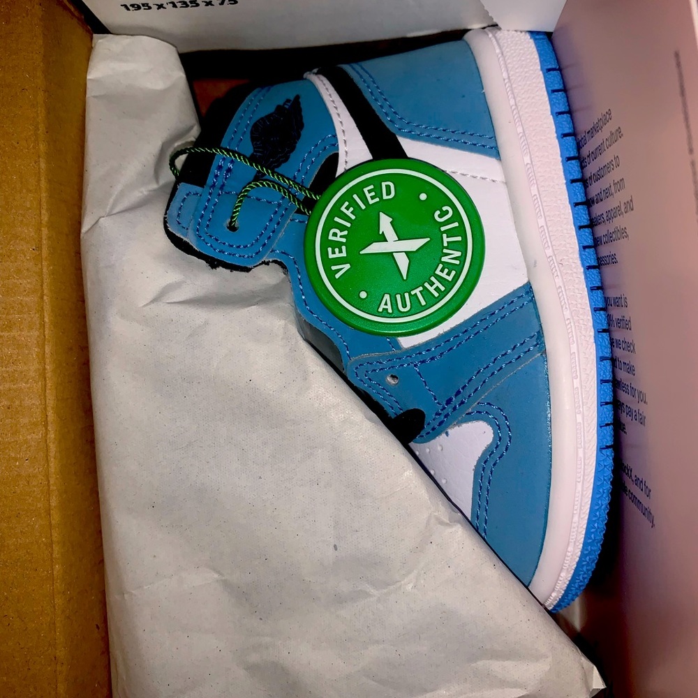 Color: It’s blue, black, white, brand: nikey